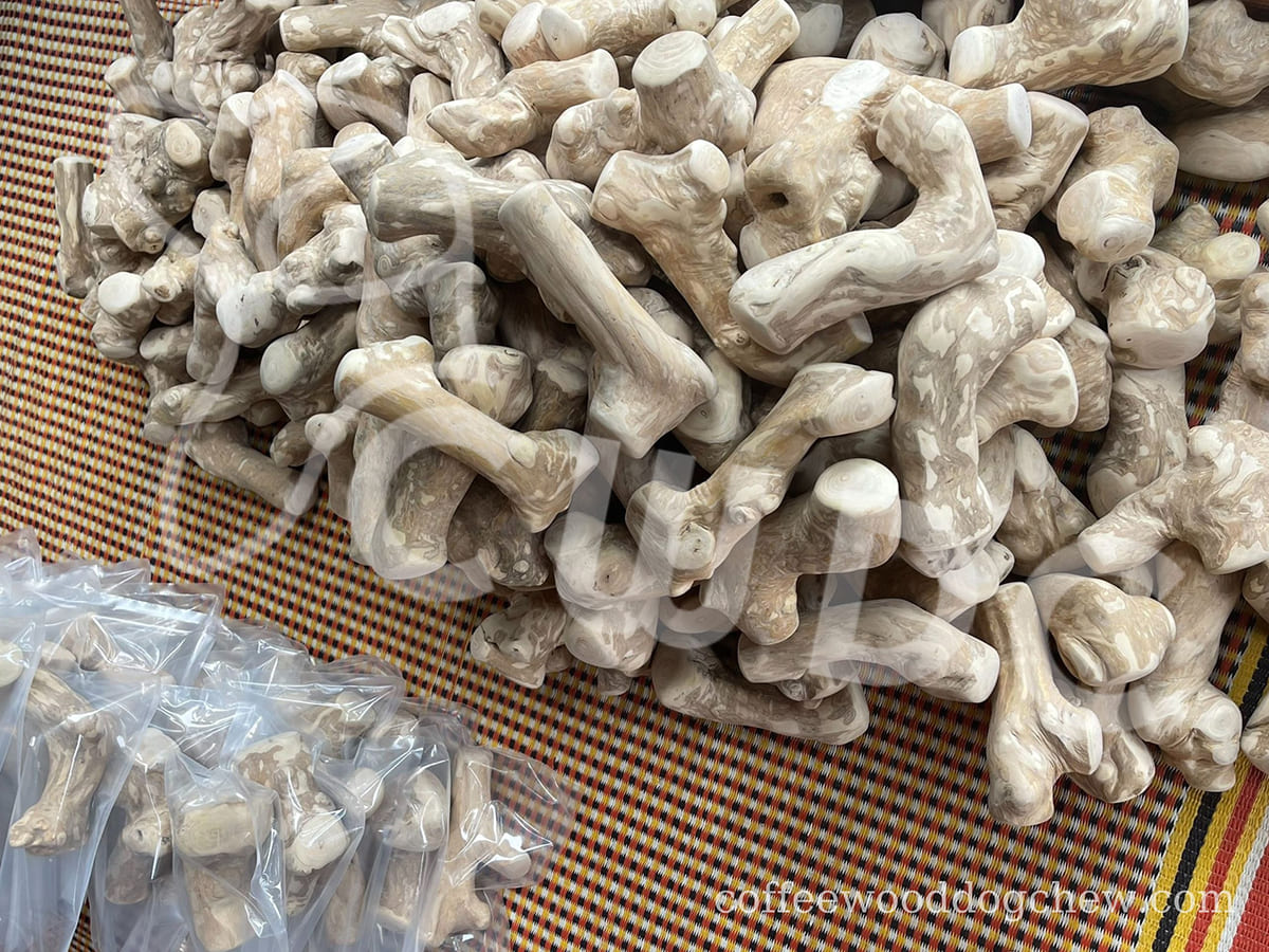 커피 나무 씹는 장난감 vs. 나무 개 장난감 어느 것이 당신의 개에게 가장 좋을까